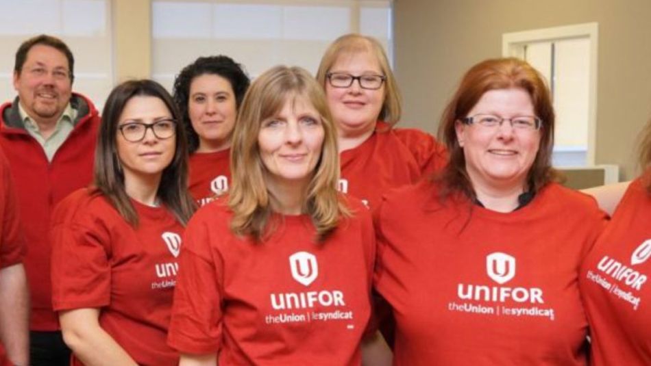 Membres d'Unifor portant des t-shirts rouges